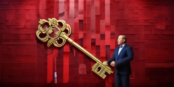 雄鹿队“先裁后签”策略解析：薪资空间管理与教练团队智慧全解析